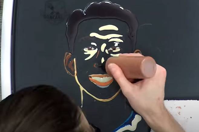 손흥민 얼굴로 팬케이크 만들고 있는 모습. 토트넘 유튜브 캡처