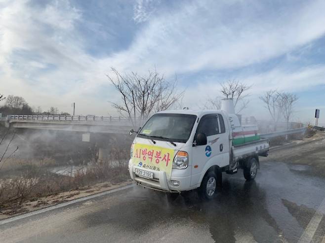 하천변 소독. 충북도 제공