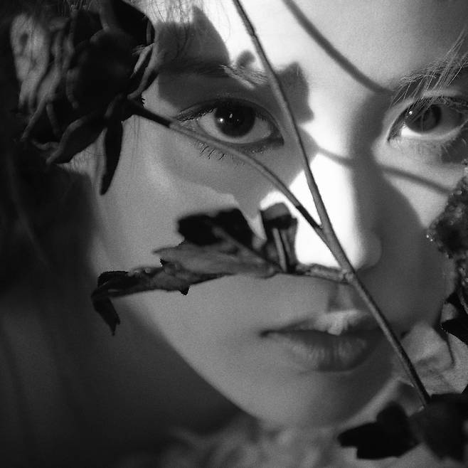 가수 겸 배우 아이유 정규 5집 발매 예고 사진 [이담엔터테인먼트 제공. 재판매 및 DB 금지]