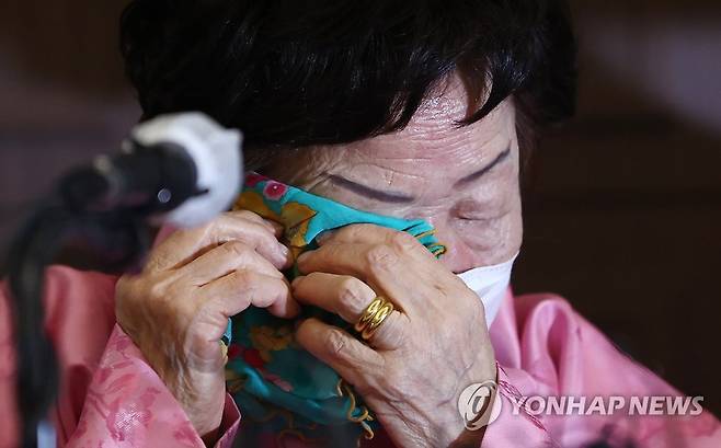 눈물 흘리는 이용수 할머니 (서울=연합뉴스) 신준희 기자 = 일본군 위안부 피해자 이용수 할머니가 16일 프레스센터에서 열린 ‘일본군 위안부 문제 유엔 국제사법재판소 회부 촉구 기자회견’에서 눈물을 흘리고 있다. 2021.2.16 hama@yna.co.kr