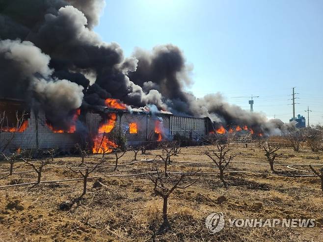 구리 창고 화재 (구리=연합뉴스) 18일 오후 경기 구리시 토평동의 한 창고 건물에서 불이 나 연기가 퍼지고 있다. 2021.2.18 [구리소방서 제공. 재판매 및 DB 금지] suki@yna.co.kr