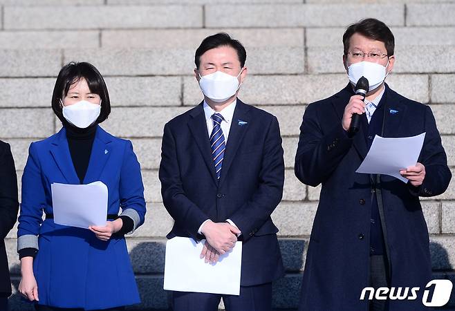 변성완 부산시장 예비후보가 19일 오전 서울 여의도 국회 본청 앞에서 열린 가덕도신공항 특별법 통과를 위한 더불어민주당 부산광역시장 예비후보 합동기자회견에서 발언하고 있다. 2021.2.19/뉴스1 © News1 성동훈 기자