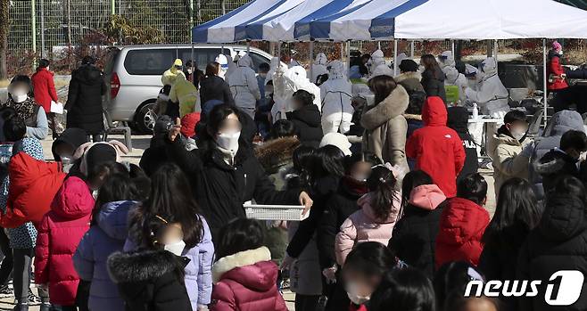 18일 오전 울산시 중구 한 초등학교 운동장에 마련된 임시 선별진료소에서 1~4학년 학생들과 교직원 등을 대상으로 신종 코로나바이러스 감염증(코로나19) 전수 검사가 이뤄지고 있다. 이 학교 급식종사자 5명이 코로나19 확진 판정을 받았다. 2021.2.18/뉴스1 © News1 윤일지 기자