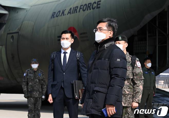 서욱 국방부 장관이 19일 경기도 성남 서울공항 실시된 코롼19 백신 유통 제2차 범정부 통합 모의훈련 준비상황을 점검하고 있다. 2021.2.19/뉴스1 © News1 사진공동취재단