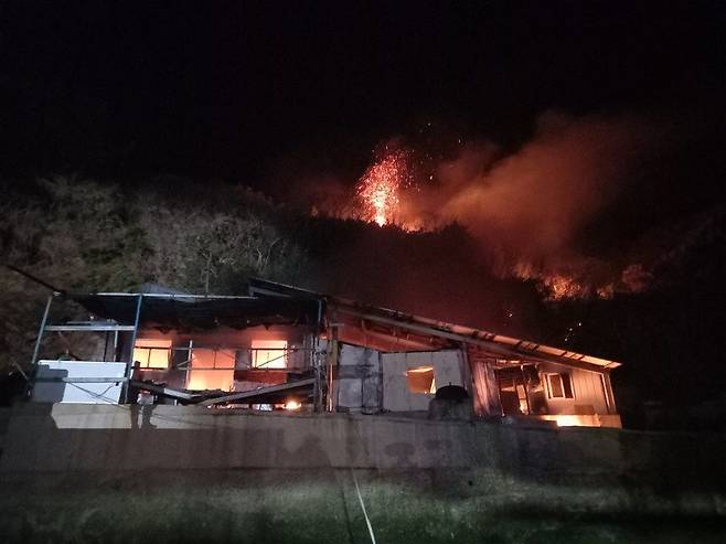 19일 오전 전남 완도군 신지면 모황도 한 주택에서 불이 났다./완도소방서