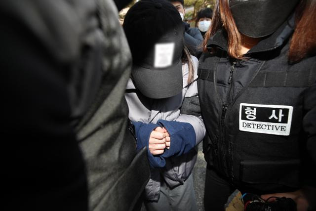 구미시 빌라에서 3세 여아가 숨진 채 발견된 사건과 관련해 아이의 어머니가 구속영장 실질심사를 받고 나오고 있다. 연합뉴스