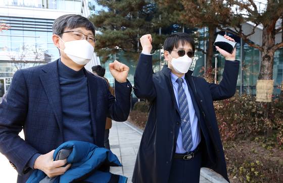 Kim Jae-yun, principle of Sehwa High School, left, and Goh Jin-yeong, principle of Pai Chai High School, express their joy after winning the lawsuit against the Seoul Metropolitan Education Office to keep the schools' statuses as autonomous high schools. [NEWS1]