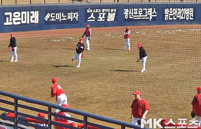 KIA타이거즈 투수조들이 19일 광주 기아챔필언스 필드 외야 그라운드에서 롱토스를 하고 있다. 사진(광주)=안준철 기자