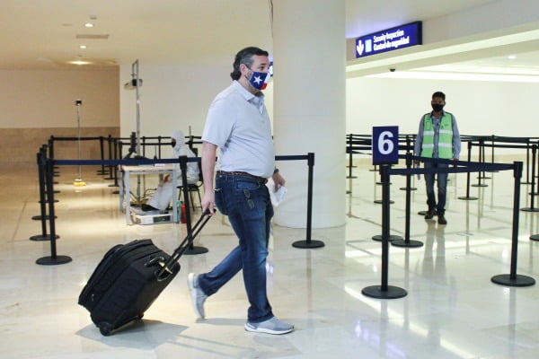 지난 18일(현지시간) 테드 크루즈 미 상원의원이 텍사스주 자택을 떠나 멕시코 칸쿤 국제공항에 들어서는 모습이 포착됐다. /사진=로이터