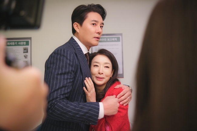 TV CHOSUN Weekend mini series The Marriage Writing Divorce released the B-cut vowel ZIP, which shows the actors scene, raising expectations for the upcoming second act.TV CHOSUN Weekend mini-series The Marriage Writing Divorce Composed (Phoebe, Lim Sung-han)/Director Yoo Jung-joon, Lee Seung-hoon/Produced (Jidam Media), Green Snake Media/hereinafter, The Joining Song) is about the unhappiness that has been encountered by three charming heroines in their 30s, 40s and 50s It is a story, a drama about the dissonance of couples looking for true love.The shadow of the blue cast on the Wannabe 30s, 40s and 50s is getting thicker, causing the audience to respond hotly.In the last 8 episodes, TV CHOSUN Drama is the first to set a jackpot record exceeding 10% and continues to win.In this regard, Gong Hoon - Lee Tae-gon - Park Joo-Mi - Lee Ga-ryung - Jeon Soo-kyung - Jeon No-Min are showing behind cut that can not be seen in the tense drama.Sung Hoon and Lee Ga-ryung, who played the role of Judge and Deputy Judge of the Dink couple in the third year of marriage, are giving off affection in the field unlike the cold drama due to the pregnancy of an adulterous woman.Especially, it is a realistic newlywed couple Kimi with a mask pack and a script together.In addition, Sung Hoon showed the aspect of Sweet Room by taking a picture of Dongmi and a certified shot of a dog that Kim Eung-soo cherishes, and plays a hugely brilliant female vice-president, but Lee Ga-ryung, who is actually a sunny personality, and delivered bright energy.Lee Tae-gon and Park Joo-Mi, who are in their 40s and married couples Shin Yu-shin and Safi Young, are both in the camera and outside.Lee Tae-gon, who has a quiet humor and a fantastic breath of Park Joo-Mi, who is well received, is shining in the field.Lee Tae-gon, who recently showed a suspicious feeling with his stepmother Kim Dong-mi (Kim Bo-yeon) and his lovers behavior, is playing a role as an atmosphere maker by practicing and hugging Kim Bo-yeon in front of Park Joo-Mi and boasting a pair of school uniforms like a boy.Park Joo-Mi is showing professionality in front of Lee Tae-gon, softly, in the scene with the conflicting mother, consulting with the director and using various scenes.Jeon Soo-kyung and Jeon No-Min, who are in their 50s and married couples, express the process of becoming a family with the sudden confession of affair and demand of Park Hae-ryun, the model head and father.Moreover, the solo scenes of Park Hae-ryun (Jeon No-Min) and Jeon Hye-won, who bought public sympathy for the people, made the scene breathless due to two actors who were immersed in acting at the time of shooting. Also, Jeon Soo-kyung delicately depicts Lee Si-eun, who was laughing hard despite his misfortune, I got it.However, the families of the 50s, including Jeon Soo-kyung, Jeon No-Min, Jeon Hye-won, and Lim Han-bin, took off their tears in the seventh and eighth times and showed delight with the Kembolic Family Photo, which is wearing pajamas and jumping high.In addition, Jeon Soo-kyung and Jeon No-Min showed off their break time heart-to-shoot, which made them cheerful.In addition, the aerodynamic mid-sized actors also attracted a different reversal than on the screen.Kim Eung-soo, who is deeply immersed in the script, and Lee Hyo-chun, who is concentrating on the directors words, have been spewing veteran swag.Kim Dong-mi, Kim Bo-yeon and So-jeong, Lee Jong-nam, who come out as a rival in the drama, are making intimacy with their youthful smiles.