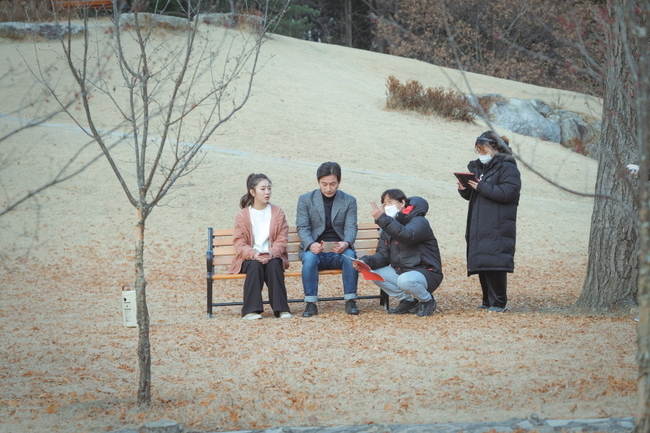 TV CHOSUN Weekend mini series The Marriage Writing Divorce released the B-cut vowel ZIP, which shows the actors scene, raising expectations for the upcoming second act.TV CHOSUN Weekend mini-series The Marriage Writing Divorce Composed (Phoebe, Lim Sung-han)/Director Yoo Jung-joon, Lee Seung-hoon/Produced (Jidam Media), Green Snake Media/hereinafter, The Joining Song) is about the unhappiness that has been encountered by three charming heroines in their 30s, 40s and 50s It is a story, a drama about the dissonance of couples looking for true love.The shadow of the blue cast on the Wannabe 30s, 40s and 50s is getting thicker, causing the audience to respond hotly.In the last 8 episodes, TV CHOSUN Drama is the first to set a jackpot record exceeding 10% and continues to win.In this regard, Gong Hoon - Lee Tae-gon - Park Joo-Mi - Lee Ga-ryung - Jeon Soo-kyung - Jeon No-Min are showing behind cut that can not be seen in the tense drama.Sung Hoon and Lee Ga-ryung, who played the role of Judge and Deputy Judge of the Dink couple in the third year of marriage, are giving off affection in the field unlike the cold drama due to the pregnancy of an adulterous woman.Especially, it is a realistic newlywed couple Kimi with a mask pack and a script together.In addition, Sung Hoon showed the aspect of Sweet Room by taking a picture of Dongmi and a certified shot of a dog that Kim Eung-soo cherishes, and plays a hugely brilliant female vice-president, but Lee Ga-ryung, who is actually a sunny personality, and delivered bright energy.Lee Tae-gon and Park Joo-Mi, who are in their 40s and married couples Shin Yu-shin and Safi Young, are both in the camera and outside.Lee Tae-gon, who has a quiet humor and a fantastic breath of Park Joo-Mi, who is well received, is shining in the field.Lee Tae-gon, who recently showed a suspicious feeling with his stepmother Kim Dong-mi (Kim Bo-yeon) and his lovers behavior, is playing a role as an atmosphere maker by practicing and hugging Kim Bo-yeon in front of Park Joo-Mi and boasting a pair of school uniforms like a boy.Park Joo-Mi is showing professionality in front of Lee Tae-gon, softly, in the scene with the conflicting mother, consulting with the director and using various scenes.Jeon Soo-kyung and Jeon No-Min, who are in their 50s and married couples, express the process of becoming a family with the sudden confession of affair and demand of Park Hae-ryun, the model head and father.Moreover, the solo scenes of Park Hae-ryun (Jeon No-Min) and Jeon Hye-won, who bought public sympathy for the people, made the scene breathless due to two actors who were immersed in acting at the time of shooting. Also, Jeon Soo-kyung delicately depicts Lee Si-eun, who was laughing hard despite his misfortune, I got it.However, the families of the 50s, including Jeon Soo-kyung, Jeon No-Min, Jeon Hye-won, and Lim Han-bin, took off their tears in the seventh and eighth times and showed delight with the Kembolic Family Photo, which is wearing pajamas and jumping high.In addition, Jeon Soo-kyung and Jeon No-Min showed off their break time heart-to-shoot, which made them cheerful.In addition, the aerodynamic mid-sized actors also attracted a different reversal than on the screen.Kim Eung-soo, who is deeply immersed in the script, and Lee Hyo-chun, who is concentrating on the directors words, have been spewing veteran swag.Kim Dong-mi, Kim Bo-yeon and So-jeong, Lee Jong-nam, who come out as a rival in the drama, are making intimacy with their youthful smiles.