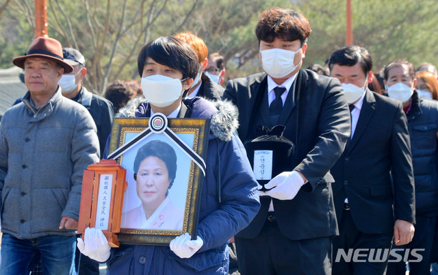 [광주=뉴시스] 변재훈 기자 = 19일 오후 광주 북구 운정동 국립 5·18민주묘지 2묘역에서 전옥주(전춘심)씨 유해 안장식이 열리고 있다. 전씨는 5·18 당시 시민 참여를 호소하는 가두 방송으로 항쟁을 이끌었다. 2021.02.19. wisdom21@newsis.com