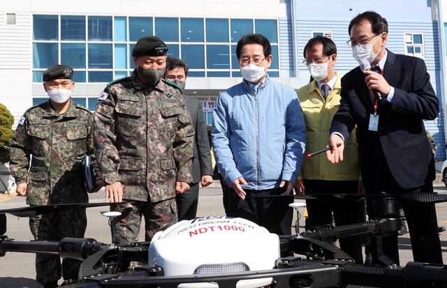 [고흥=뉴시스] 맹대환 기자 = 김영록 전남지사와 김정수 육군 제2작전사령관이 19일 오전 차세대 드론산업 협력체계 구축을 위해 고흥군 고흥읍 고흥항공센터를 방문, 드론 시연을 살펴보고 있다. (사진=전남도 제공) 2021.02.19 photo@newsis.com *재판매 및 DB 금지