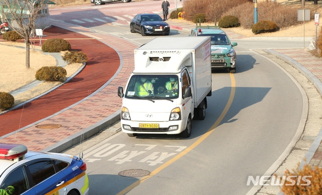 [증평=뉴시스]강신욱 기자 = 신종 코로나바이러스 감염증(코로나19) 백신 접종을 앞두고 19일 질병관리청 주관으로 백신 수송·보관 범정부 통합 모의훈련이 진행된 가운데 백신 수송차량이 경찰과 군부대 차량의 호위 속에 접종기관인 충북 증평군보건소로 들어서고 있다. 2021.02.19. ksw64@newsis.com