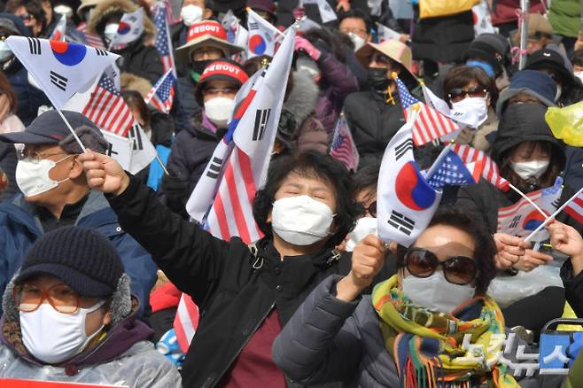 지난해 2월 서울 광화문광장 인근에서 강행된 전광훈 주도 문재인하야범국민투쟁본부(범투본) 시내 집회에서 참가자들이 구호를 외치고 있다. 박종민 기자