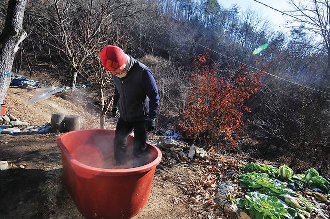 콩을 고무대야에 넣고 으깨는 작업. 완벽하게 익어야 쉽게 으깨진다.