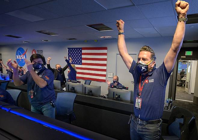 퍼서비어런스가 보내온 착륙 성공 소식을 받은 직후 환호하는 NASA 제트추진연구소 관제요원들