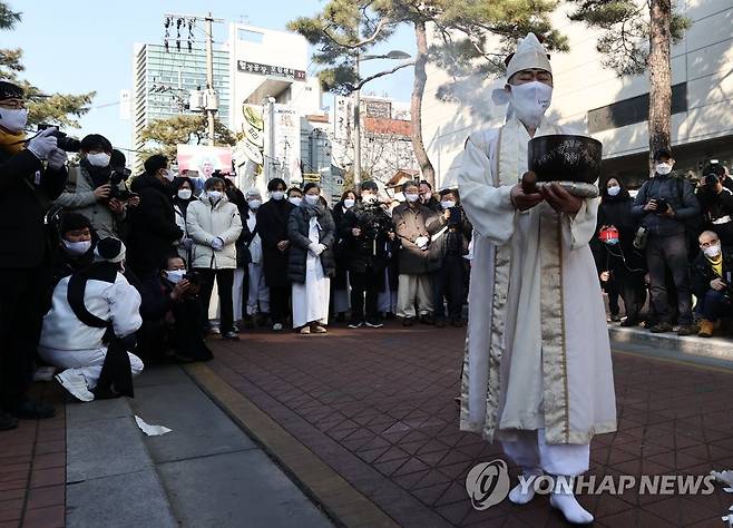 대학로 소나무길에서 열린 백기완 선생 노제 (서울=연합뉴스) 윤동진 기자 = 19일 오전 서울 종로구 대학로 소나무길에서 고(故)백기완 통일문제연구소장의 노제가 열리고 있다.  mon@yna.co.kr