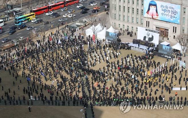 서울광장에서 열린 고 백기완 선생 영결식 (서울=연합뉴스) 윤동진 기자 = 고(故) 백기완 통일문제연구소장의 영결식이 19일 서울 중구 서울광장에서 열리고 있다.  mon@yna.co.kr