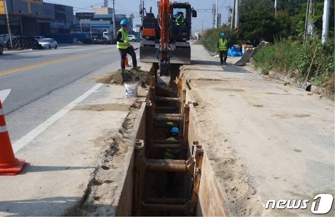 전북 익산시는 상수도 현대화를 위한 3개 사업과 시내 일원 6600여가구에 대한 분류식 배수설비 설치 사업을 오는 2024년까지 단계적으로 추진한다. 사진은 상수도 사업 현장(익산시 제공)2021.2.20/뉴스1