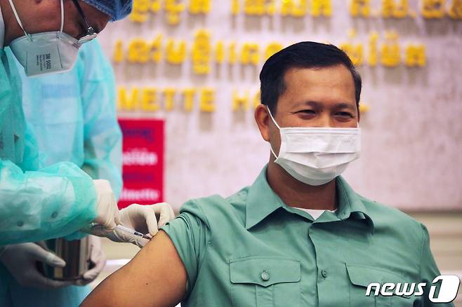캄보디아 훈센 총리의 아들 훈마넷이 2021년 2월 10일 중국 시노팜 코로나19 백신을 접종하는 모습. 캄보디아는 누적 확진자 수가 500명이 채 되지 않는 '코로나19 청정국' 중 하나다. © 로이터=뉴스1