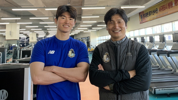 이상민(왼쪽)과 정정용 감독. 서울 이랜드 FC 제공