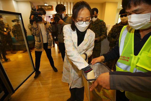 지난 19일 부산 해운대구 해운대보건소에서 신종 코로나바이러스 감염증(코로나19) 백신 유통 모의훈련이 진행되고 있다. 뉴스1