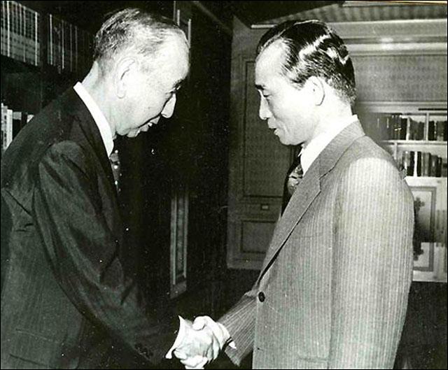 박정희(오른쪽) 대통령이 1977년 9월 청와대에서 기시 노부스케 전 일본 총리를 맞이하고 있다. 기시는 아베 신조 전 일본 총리의 외조부이다. 국가기록원 제공