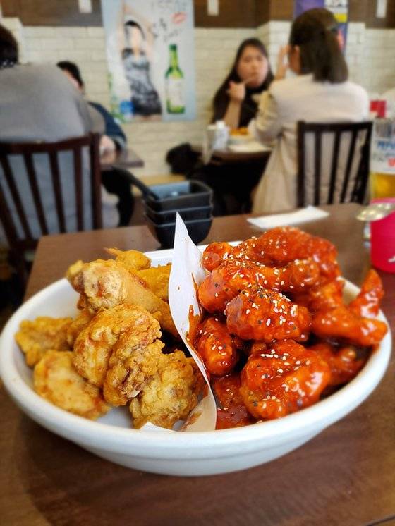 최근 일본에선 한국식 치킨과 순두부찌개(아래 사진) 등 한국 요리가 인기를 끌고 있다. [사진 나리카와 아야]