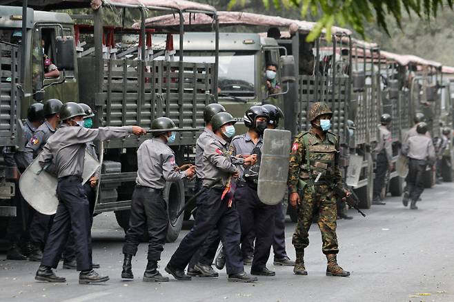 20일(현지시간) 미얀마 군경이 쿠데타 반대 시위대를 진압하기 위해 만달레이에 모였다. 로이터연합뉴스