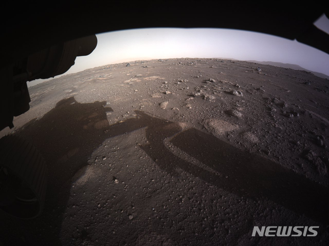 [화성=AP/뉴시스]미국 항공우주국(NASA)는 19일(현지시간) 탐사 로버 '퍼서비어런스'(Perseverance)가 화성에 착륙하는 사진을 공개했다. AP통신에 따르면 퍼서비어런스는 전날 오후 3시55분 화성에 착륙했다. 사진에서는퍼서비어런스가 전송한 첫번재 화성 컬러 사진. 2021.02.20