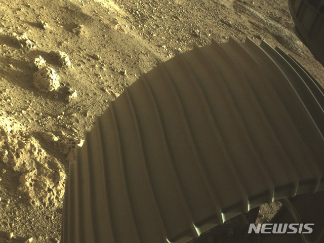 [화성=AP/뉴시스]미국 항공우주국(NASA)는 19일(현지시간) 탐사 로버 '퍼서비어런스'(Perseverance)가 화성에 착륙하는 사진을 공개했다. AP통신에 따르면 퍼서비어런스는 전날 오후 3시55분 화성에 착륙했다. 사진에서는퍼서비어런스의 바퀴가 보인다. 2021.02.20