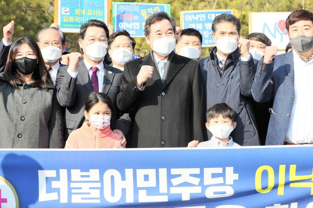 더불어민주당 이낙연 대표가 20일 전북 부안군을 방문해 지역민 등과 기념촬영을  하고 있다. (사진=부안군 제공) *재판매 및 DB 금지