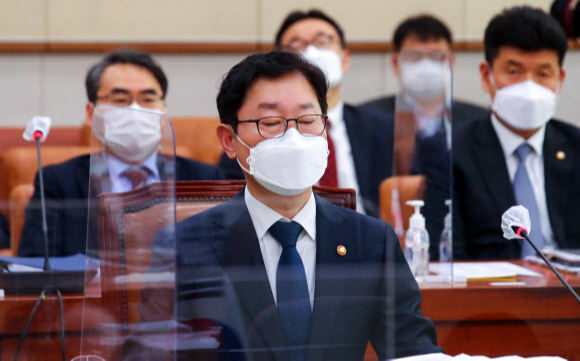 박범계 법무부 장관이 지난 18일 오전 서울 여의도 국회에서 열린 법제사법위원회 전체회의에서 생각에 잠겨있다. 공동취재사진