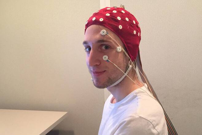 실시간으로 꿈을 읽을 수 있을까 - 꿈을 읽기 위한 뇌파(EEG) 장치를 쓰고 있는 실험대상자미국 노스웨스턴대 제공