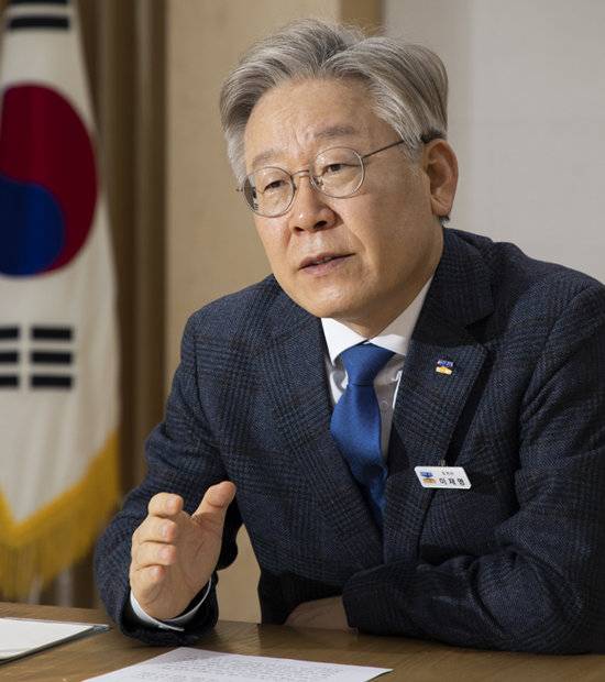 이재명 경기도지사는 “기존 복지정책도 계속  확대해 나가면서 새 정책인 기본소득제도를 도입해 정책 간에 경쟁을 시키자”고 주장했다. [조영철 기자]