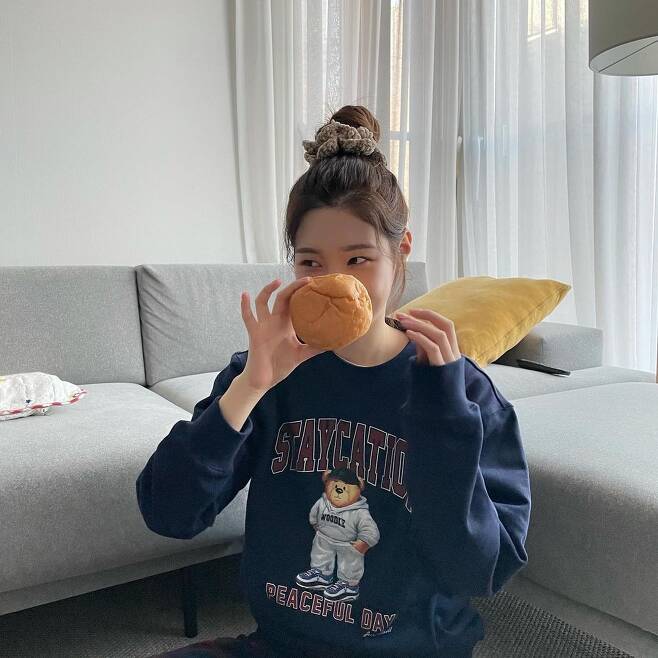 Jung Chae-yeon, a former DIA, reported on his recent situation.On the 20th, Jung Chae-yeon posted several photos on his Instagram with the article Strawberry Cream Bread.In the photo, Jung Chae-yeon is dressed in comfortable clothes and eating strawberry cream bread; with a pretty face, he raised his head and emanated a youthful charm.Jung Chae-yeon, who had been eating strawberry cream bread with cream on his lips, laughed happily and said, That cream bread is delicious as soon as I wake up.Its also a strawberry, he said.Io Ai colleague Im Na Young left Comment in the appearance of Jung Chae-yeon, I still love strawberries.Fans cheered with Comment such as It is so beautiful and cute, I eat a lot of delicious things and Face One Tower.Meanwhile, Jung Chae-yeon appeared on Netflix original First Love is the First.