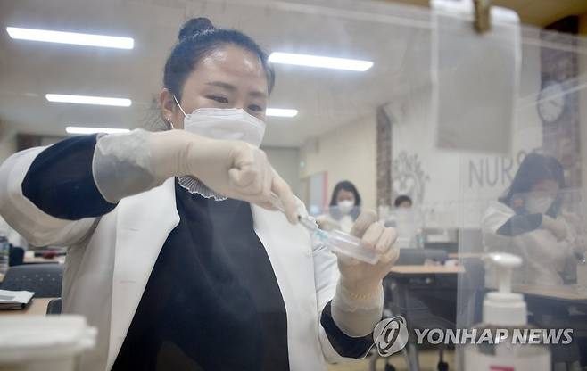 코로나19 백신 접종 실습하는 간호사들 [연합뉴스 자료사진]