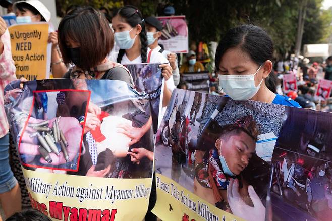 SENSITIVE MATERIAL. THIS IMAGE MAY OFFEND OR DISTURB Demonstrators protest against the military coup in Yangon, Myanmar, February 21, 2021. (사진=로이터)