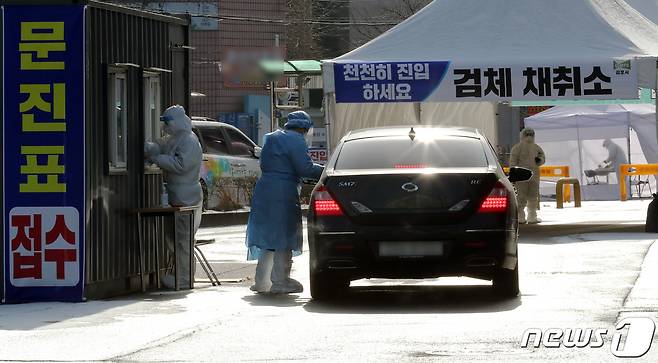 경기 김포시 사우동 김포시종합운동장에 설치된 임시 선별진료소(드라이브 스루) /뉴스1 © News1 정진욱 기자