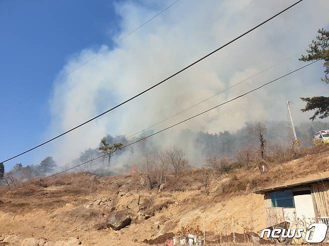 21일 오후 2시41분쯤 경남 하동군 악양면 미점리 구재봉 250m 고지에서 화재가 발생했다. (경남소방본부 제공)© 뉴스1