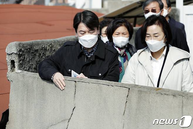 안철수 국민의당 대표가 21일 서울 성북구 성북5구역을 방문해 노후 주거 현장을 둘러보고 있다. 2021.2.21/뉴스1 © News1 박세연 기자