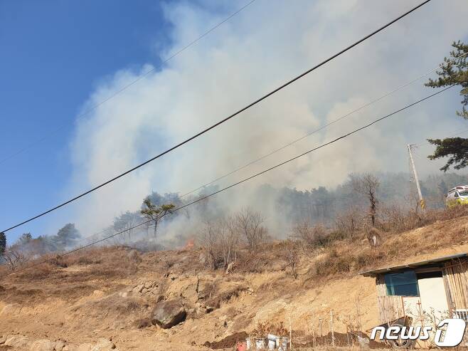 21일 오후 2시41분께 경남 하동군 악양면 미점리 구재봉 250m 고지에서 화재가 발생했다. (경남소방본부 제공)© 뉴스1