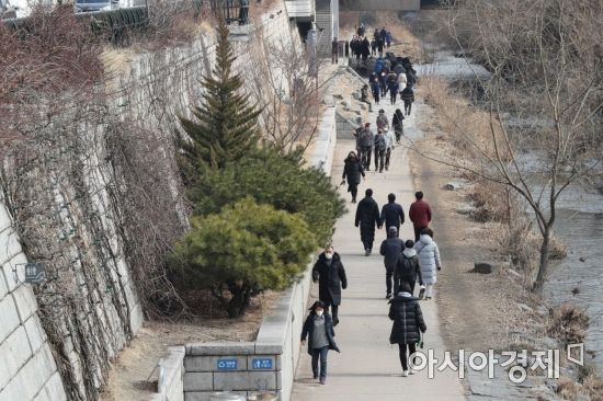 서울 낮 최고 기온이 9도까지 오르는 등 포근한 초봄 날씨를 보인 19일 서울 청계천에서 직장인들이 점심시간 가벼운 산책을 하고 있다. /문호남 기자 munonam@
