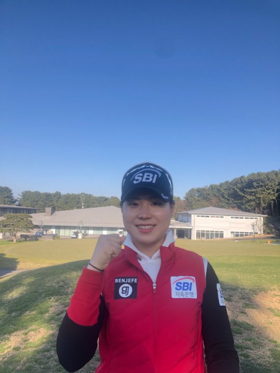 올 시즌 목표인 2승과 상금 순위 '톱5' 이내 진입을 위해 스승 한연희 프로와 함께 제주도에서 강도 높은 동계 전지훈련을 하고 있는 이소미가 주먹을 불끈 쥔 채 자신감을 내보이고 있다.