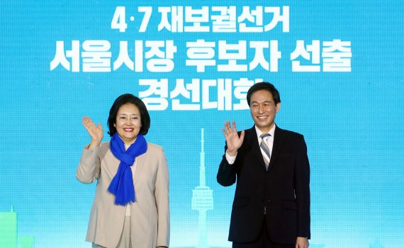 박영선(왼쪽), 우상호 더불어민주당 서울시장 예비후보가 21일 서울 성동구 레이어57 스튜디오에서 열린 '4.7 재보궐선거 서울시장 후보자 선출 경선대회'에 앞서 포즈를 취하고 있다. 사진=공동취재단