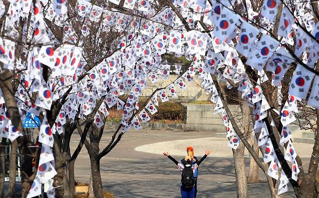 삼일절을 일주일여 앞둔 21일 오후 김구 선생을 비롯한 애국선열들의 묘역이 있는 서울 용산구 효창공원 들머리에 태극기가 나부끼고 있다. 용산구청 복지정책과는 “코로나19로 큰 행사는 못 하지만 시민들이 오고 가며 삼일절 독립운동의 정신을 되새기고 사진도 찍을 수 있도록 태극기를 매달았다”고 밝혔다. 태극기는 다음달 4일까지 볼 수 있다. 김봉규 선임기자 bong9@hani.co.kr