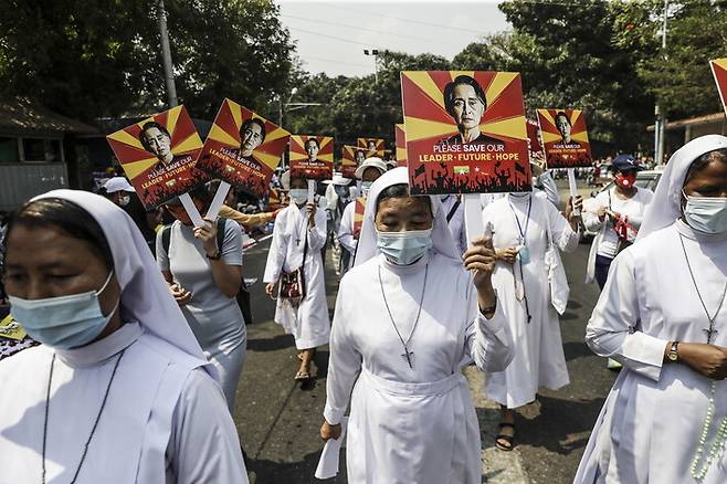 미얀마 군부 쿠데타 규탄 시위 중 숨진 시위대가 3명으로 늘어난 가운데 21일(현지시각) 최대 도시 양곤에서 열린 군부 규탄 시위에 가톨릭 수녀들이 동참했다. 양곤/EPA 연합뉴스