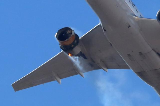 20일 미국 콜로라도주 덴버공항에서 출발해 하와이주 호놀룰루공항으로 향하던 유나이티드에어 328편의 오른쪽 엔진에서 화재가 발생해 있다. 로이터 연합뉴스