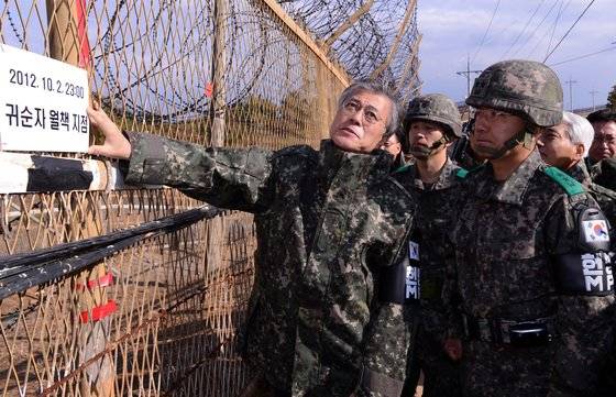 문재인 대통령이 대선 후보 시절이던 2017년 '노크귀순' 사건이 있던 강원도 고성 22사단 GOP부대를 방문해 전방 철책을 살펴보고 있다. [중앙포토]